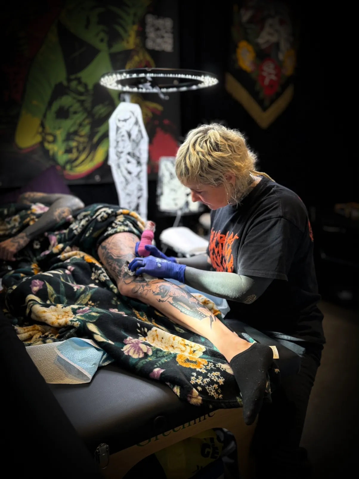 Josée Prince tatoue une jambe en blackwork lors d’une convention