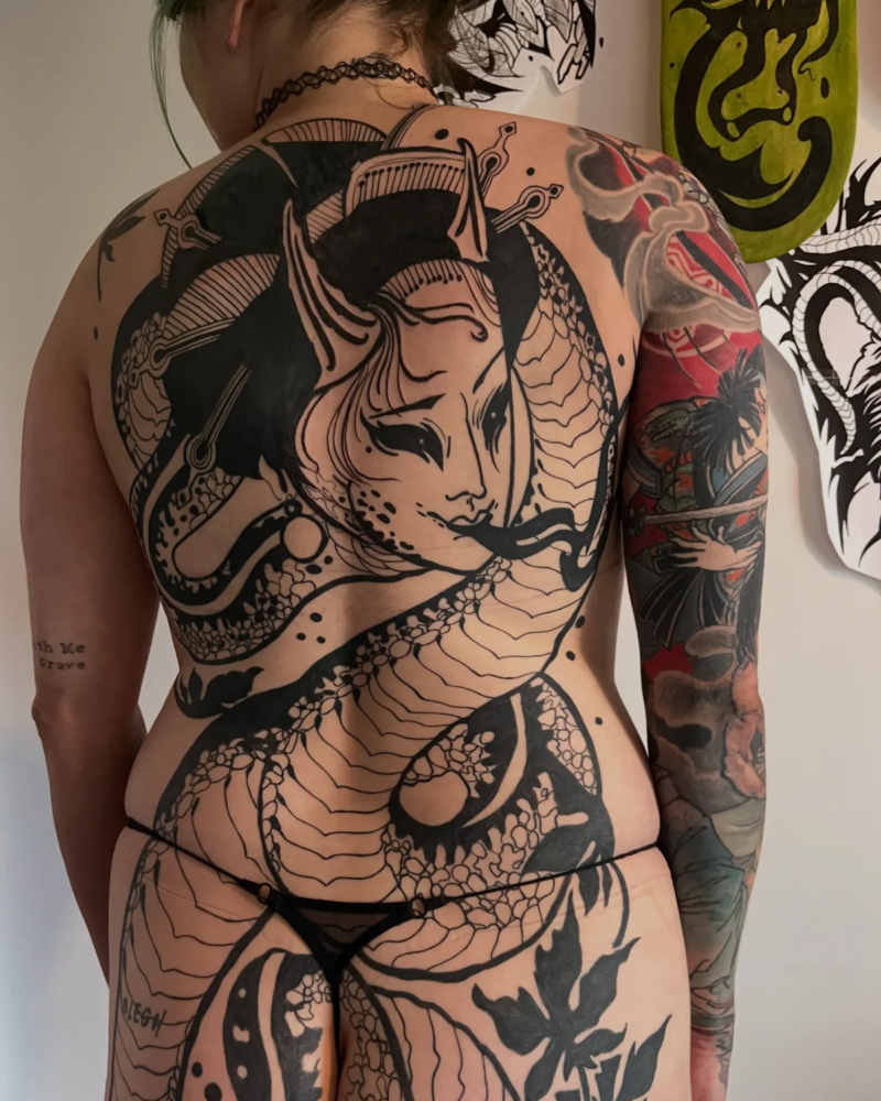 Hannya et serpent, Dos et hanche